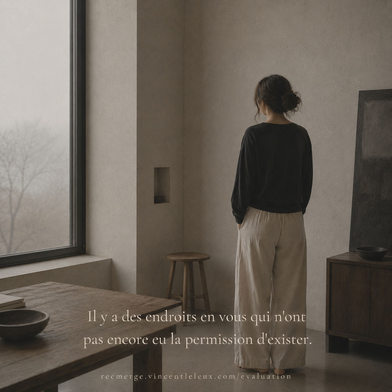 Femme de dos debout à l'entrée d'une porte, Re-Emerge