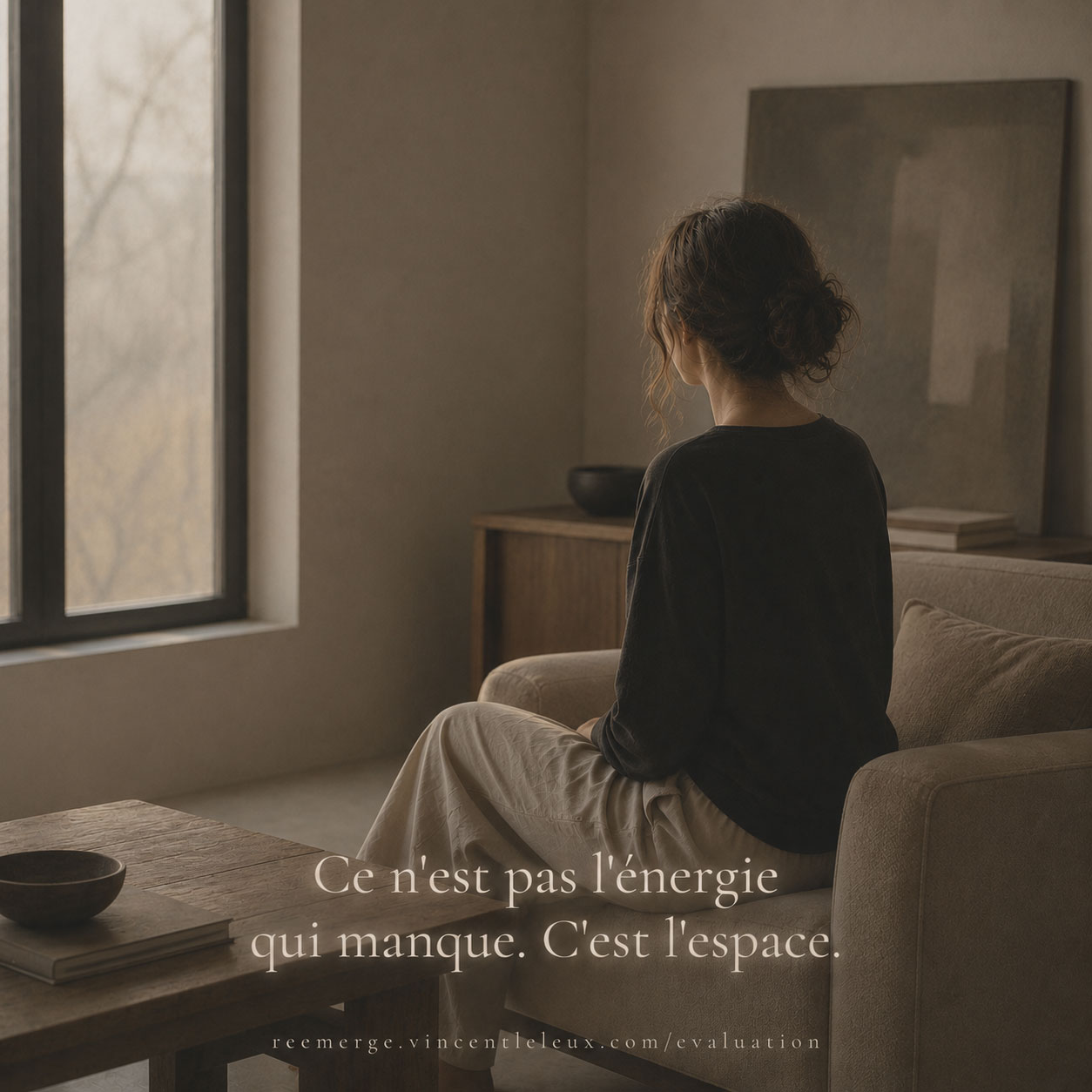 Femme assise sur un canapé tournée vers une fenêtre, Re-Emerge