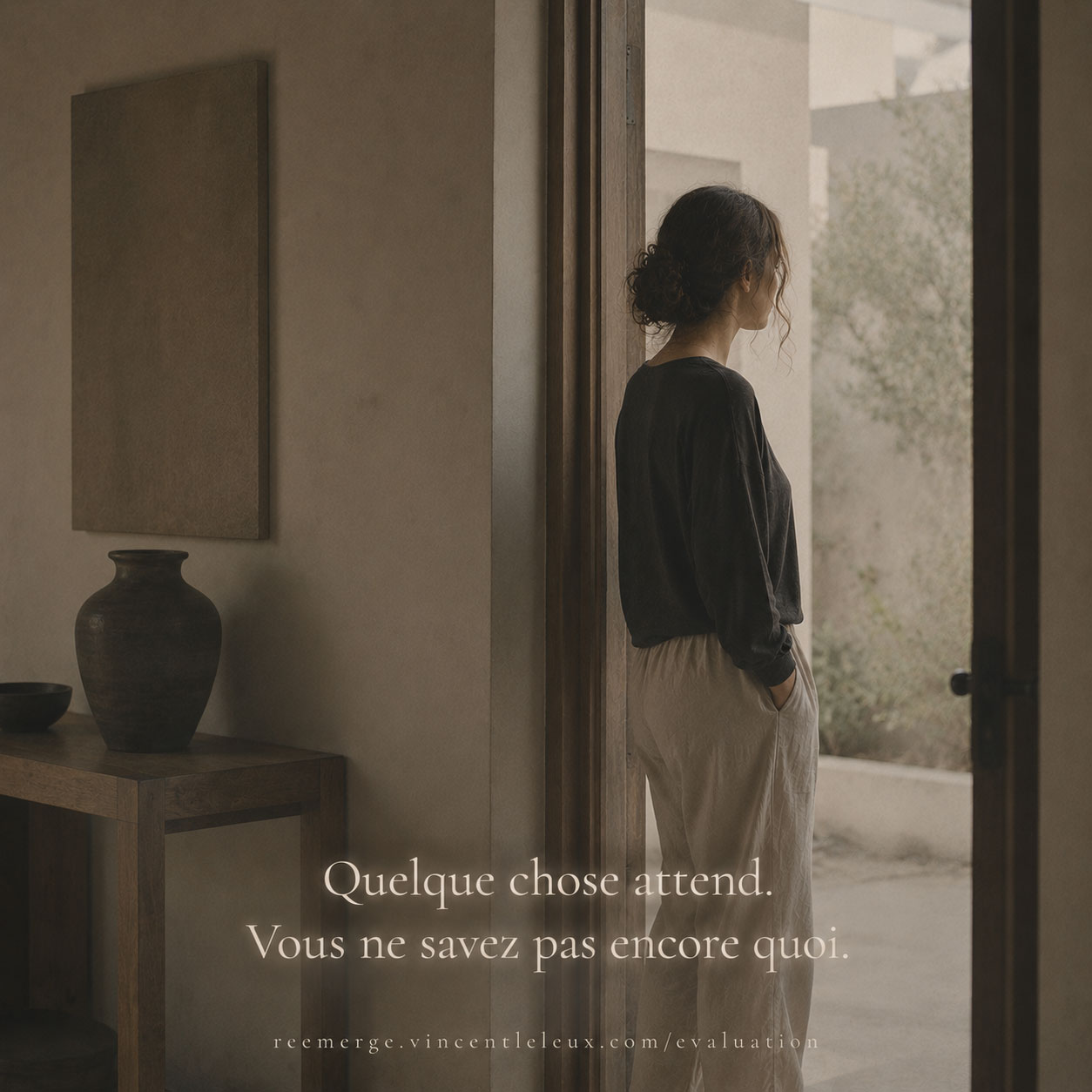 Femme de dos debout près d'un mur en béton, Re-Emerge