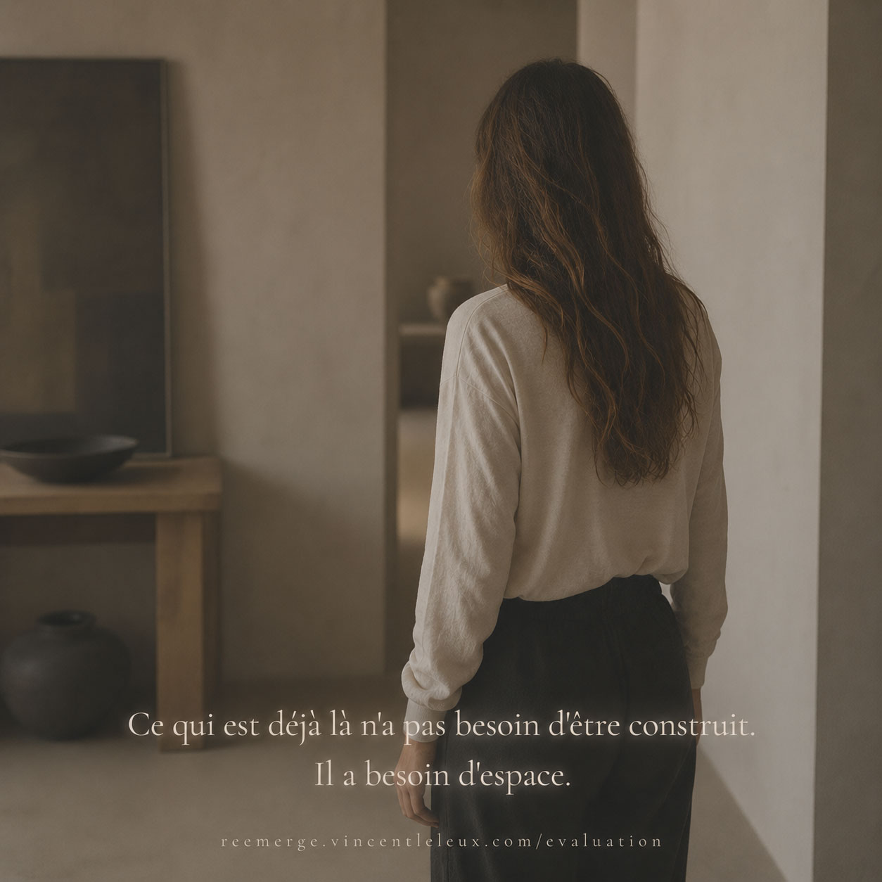 Femme aux cheveux longs de dos près d'une fenêtre, Re-Emerge