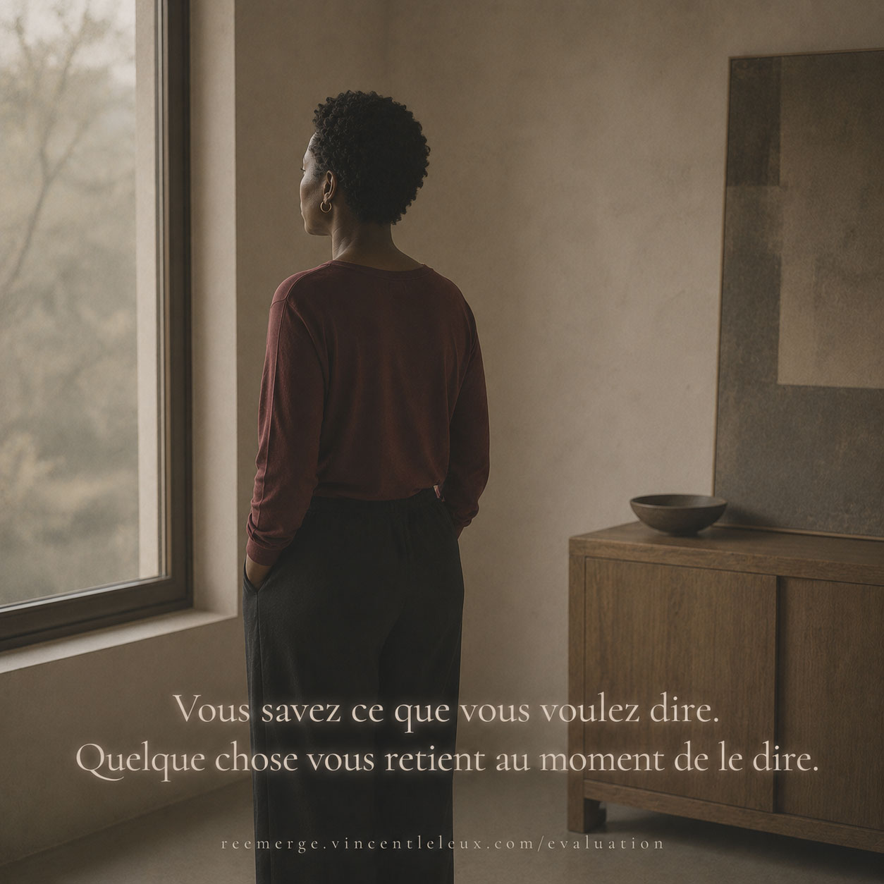 Femme noire aux cheveux courts près d'une fenêtre, Re-Emerge