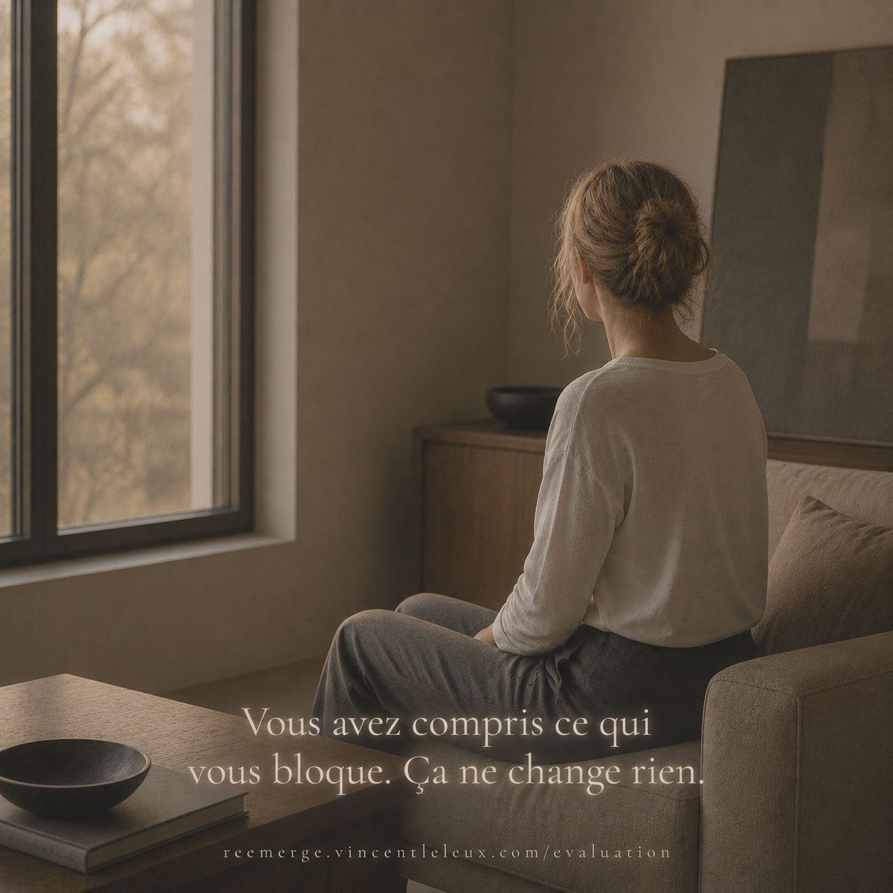 Femme blonde assise sur un canapé près d'une fenêtre, Re-Emerge