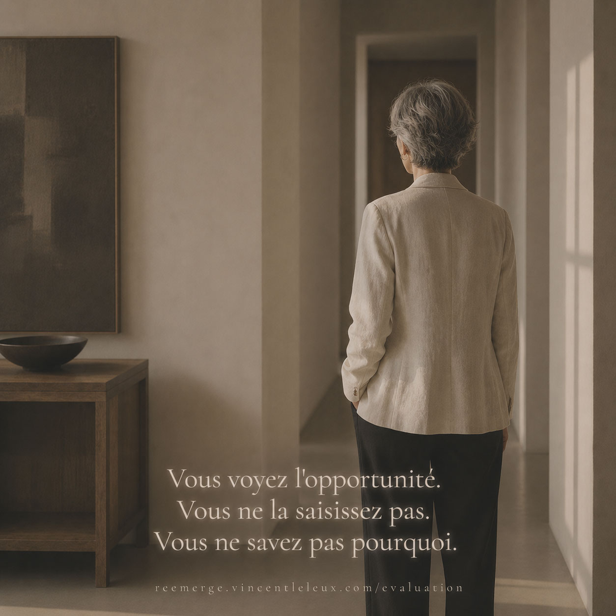 Femme asiatique assise sur une chaise face à une fenêtre, Re-Emerge