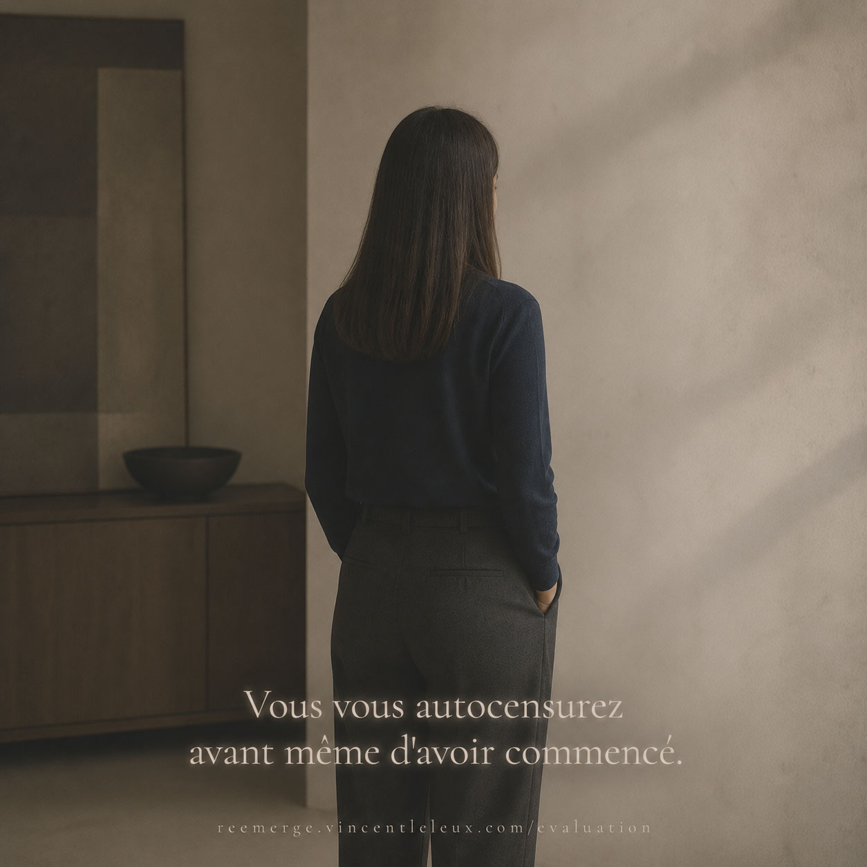Femme aux cheveux courts et haut marine près d'un mur, Re-Emerge