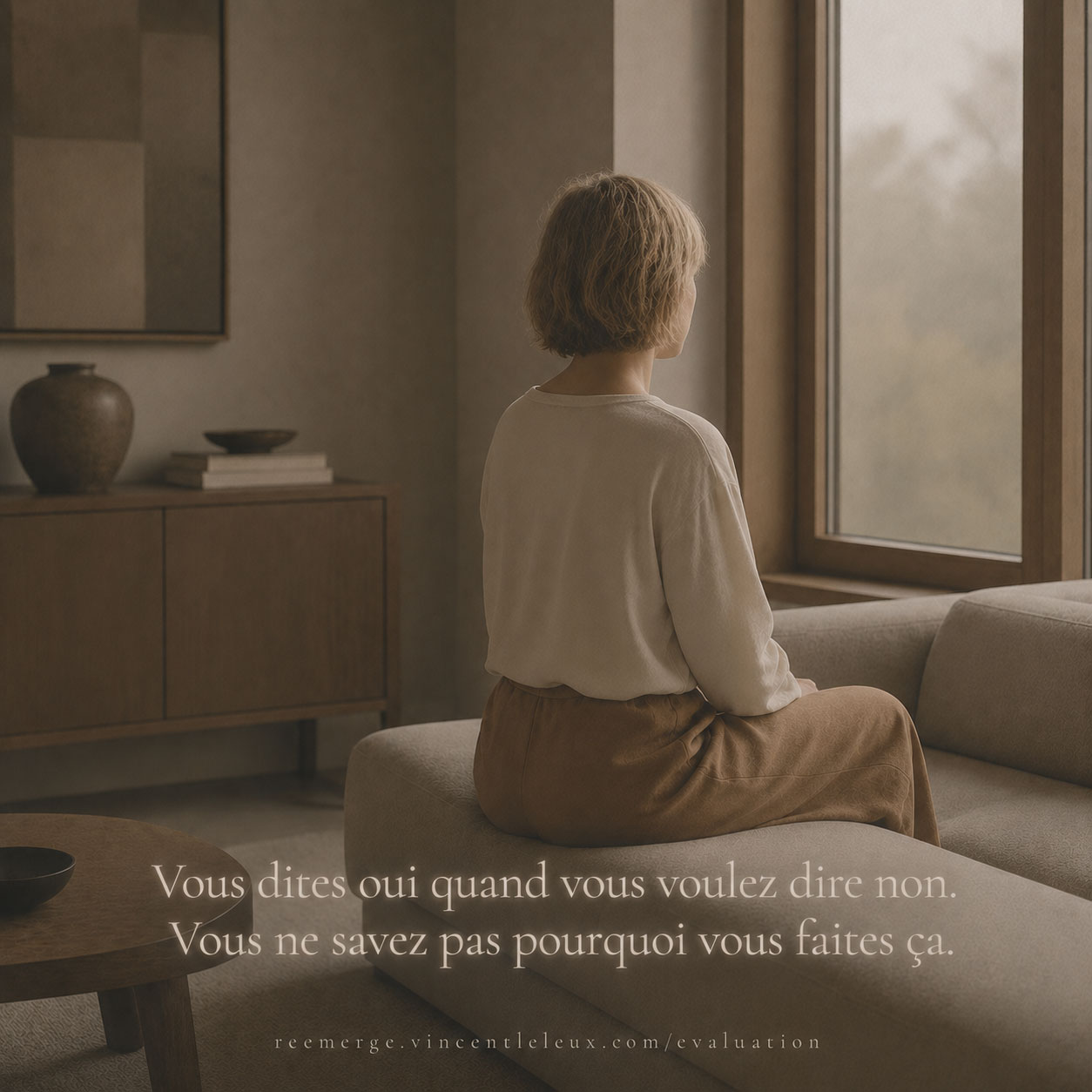 Femme blonde assise sur un canapé face à une fenêtre, Re-Emerge