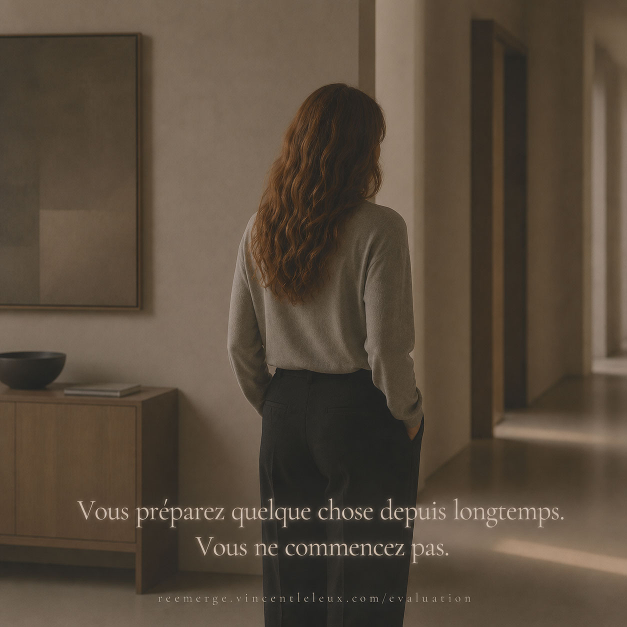 Femme aux cheveux roux dans un couloir, Re-Emerge