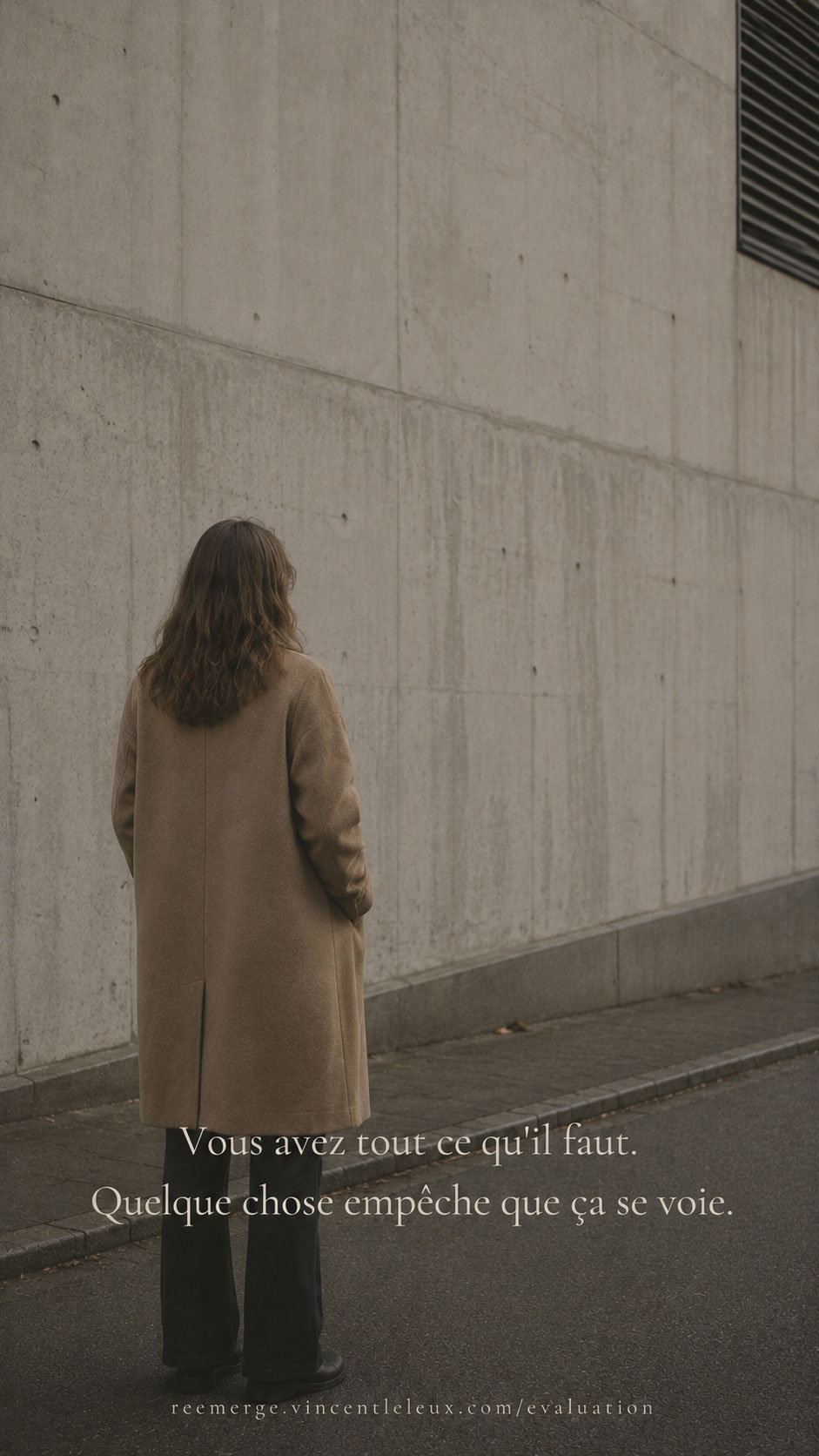 Femme au manteau camel devant un mur en béton, Re-Emerge
