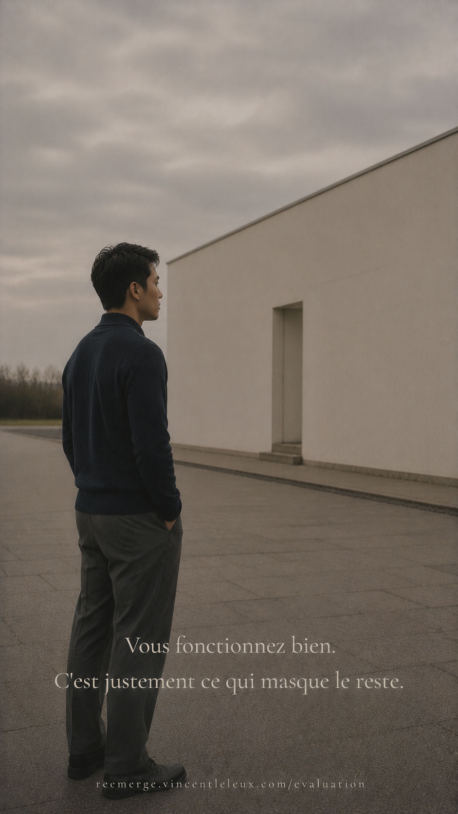 Homme asiatique de profil près d'une façade blanche, Re-Emerge
