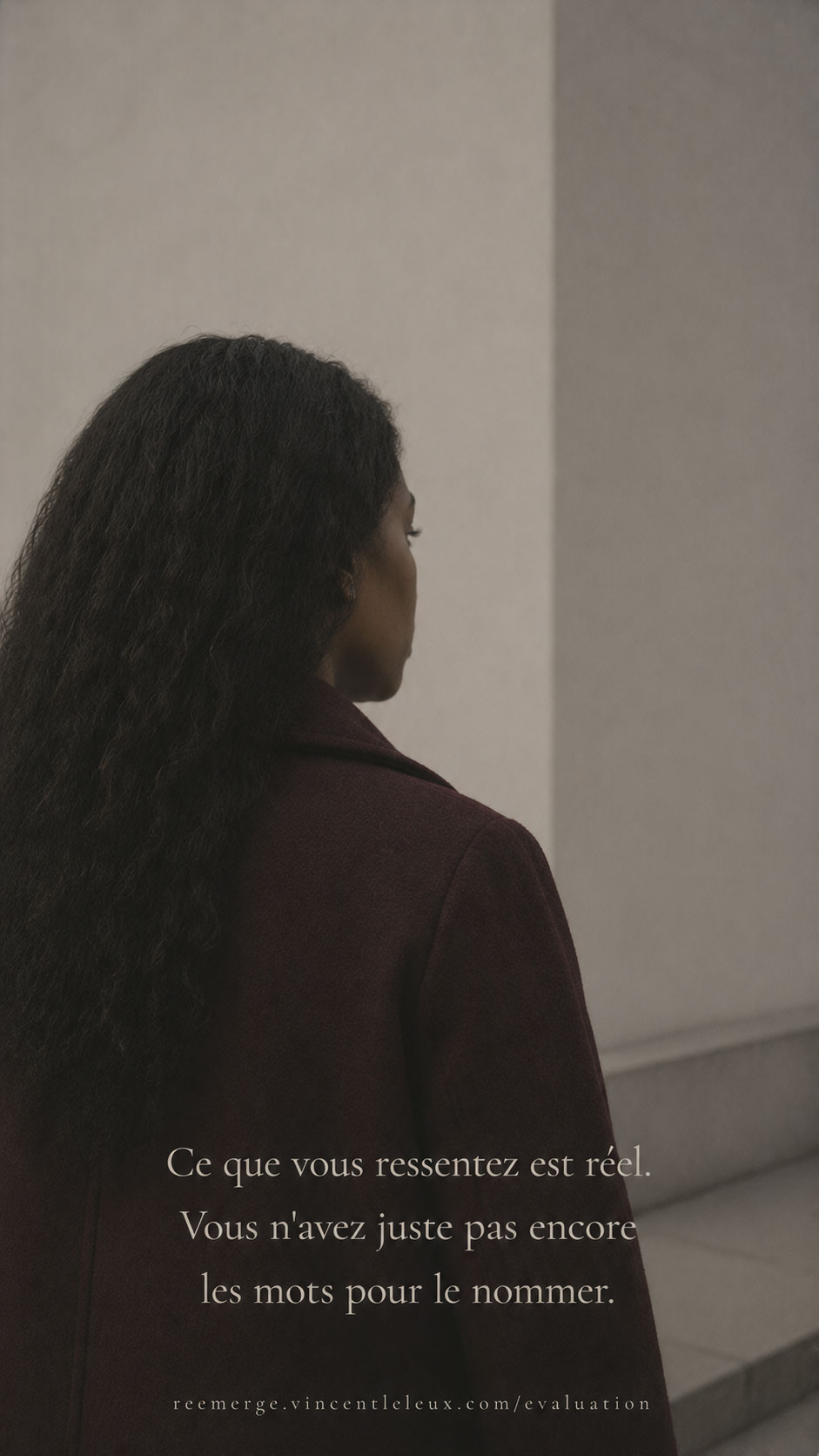 Femme noire aux cheveux longs en gros plan de dos, Re-Emerge