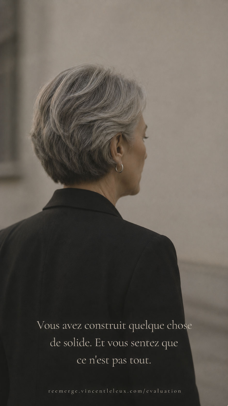 Femme aux cheveux gris en gros plan de dos en veste noire, Re-Emerge