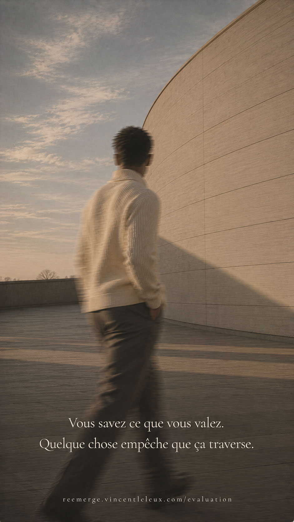 Homme noir en mouvement avec flou cinétique le long d'un mur courbe, Re-Emerge
