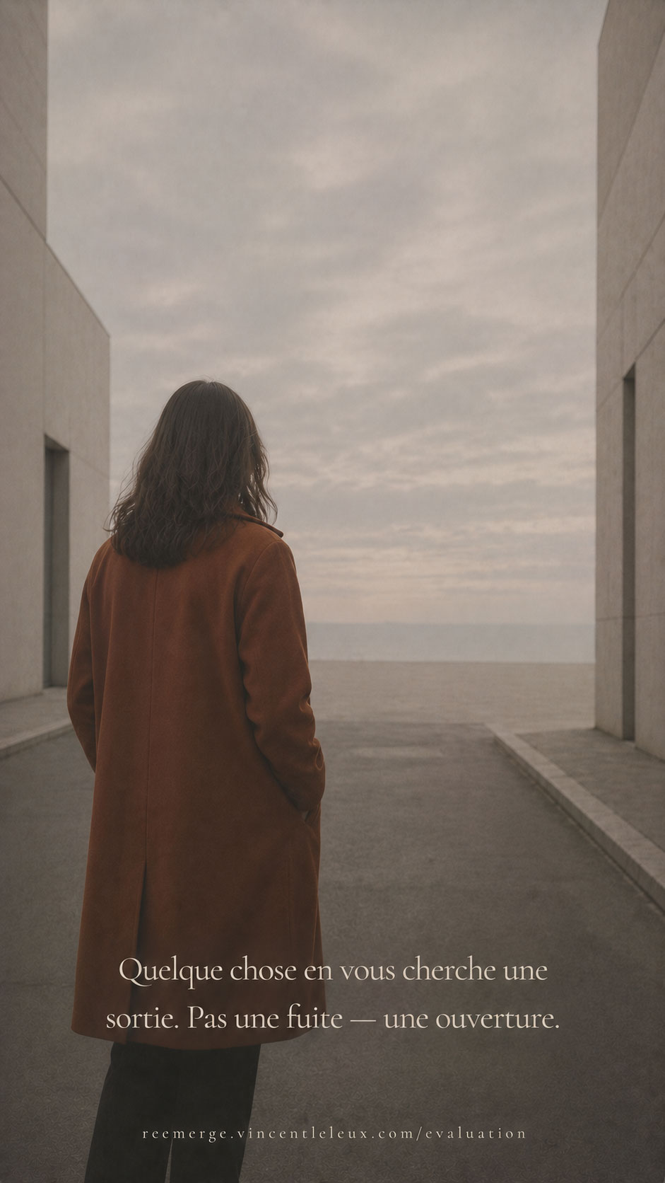 Femme au manteau terracotta au bout d'un couloir s'ouvrant sur la mer, Re-Emerge