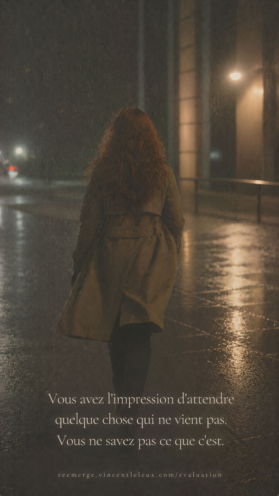 Femme aux cheveux roux marchant sous la pluie la nuit, Re-Emerge