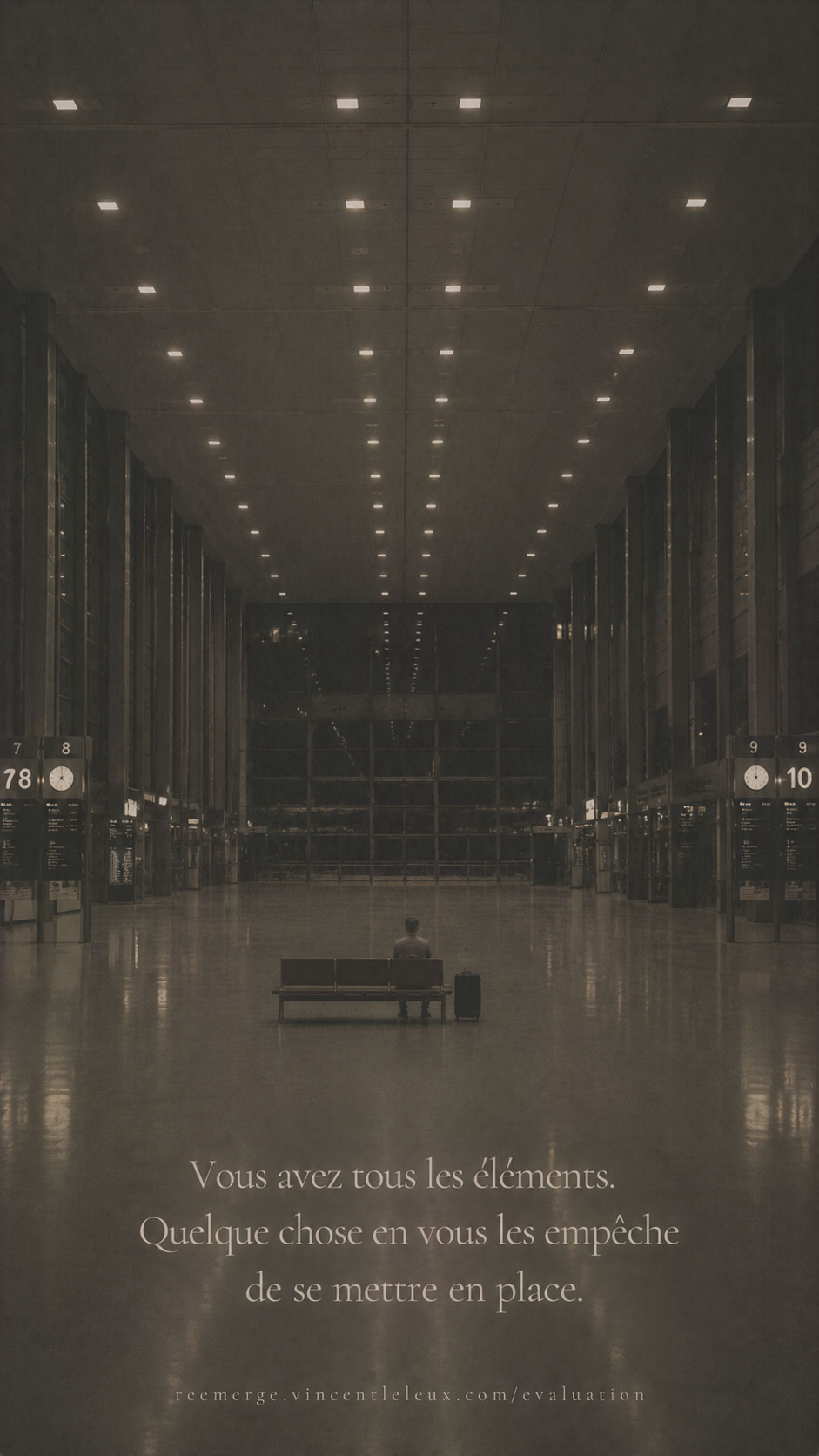 Homme seul sur un banc dans une gare vide, Re-Emerge